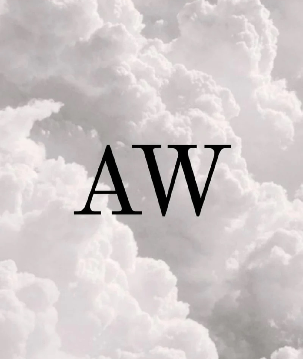 Verträumter Hintergrund aus weichen, weißen Wolken mit den schwarzen Initialen AW von Alwins Wunder als Symbol für eine geborgene Gute-Nacht-Routine und gesundem Babyschlaf.