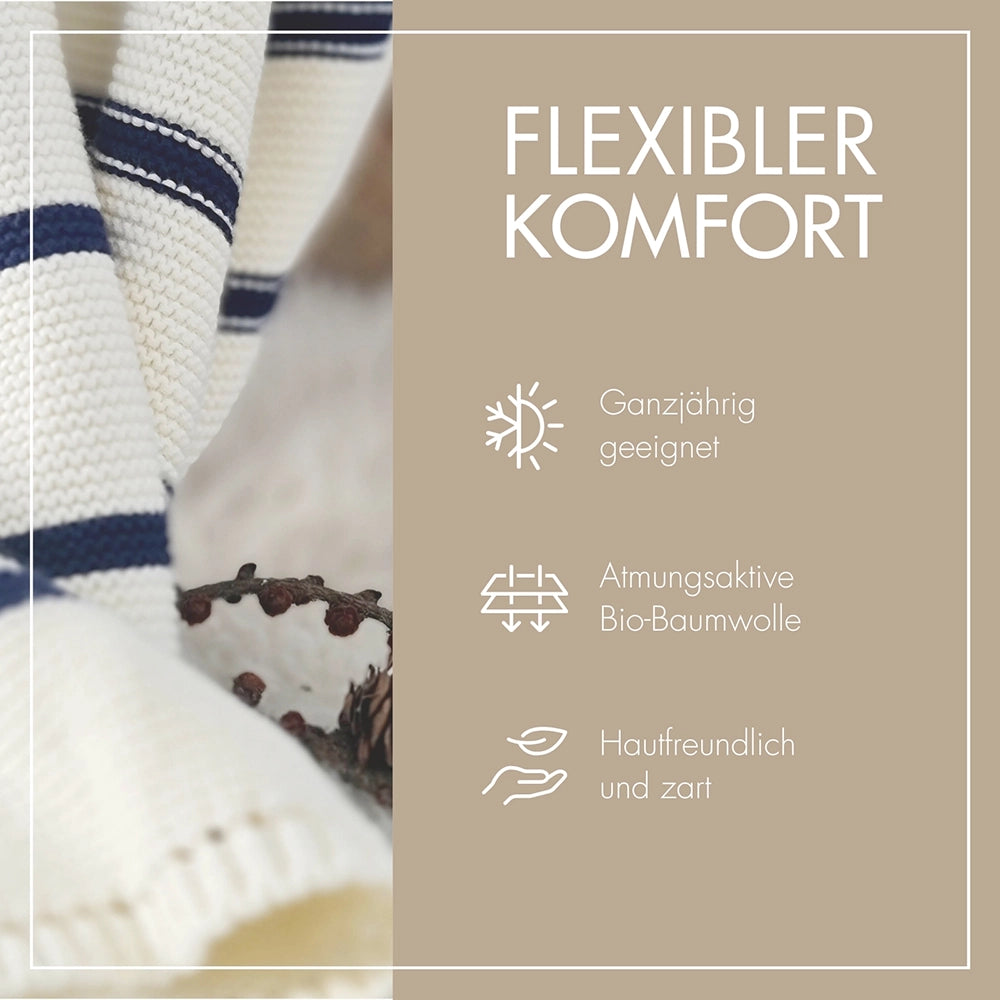 atmungsaktive Kinder-Kuscheldecke 75x100 cm im Gitterbett – ideal für die Erstausstattung von Neugeborenen.