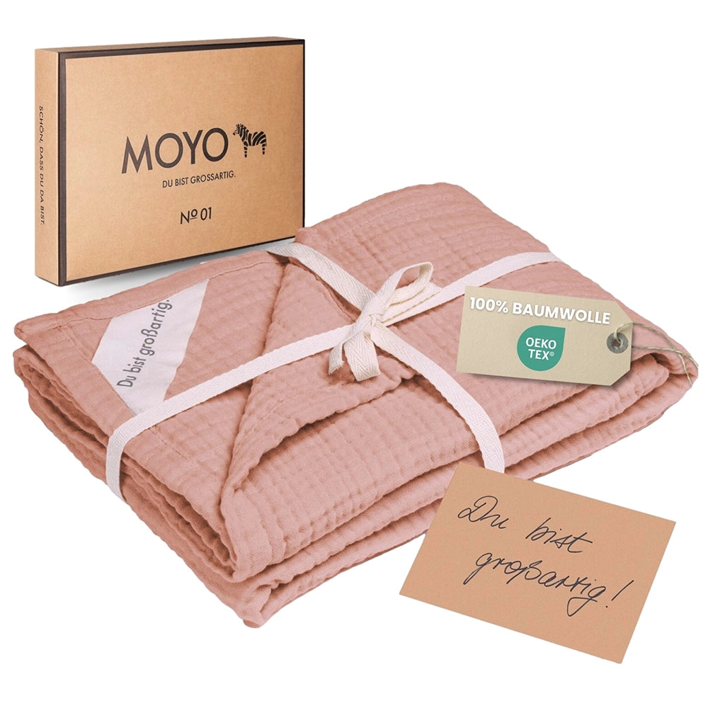 MOYO Musselin Decke Rosenholz fertig verpackt als Geschenk mit "Du bist großartig" Grußkarte und nachhaltiger Box.