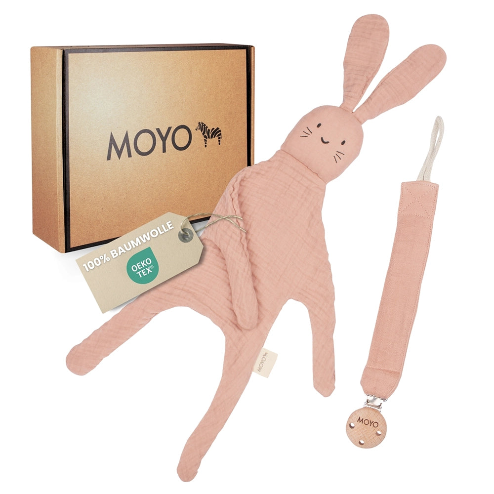 Komplette Produktansicht: MOYO Geschenkbox, Schmusetuch Hase und Schnullerkette in zartem Rosa für die Baby Erstausstattung.