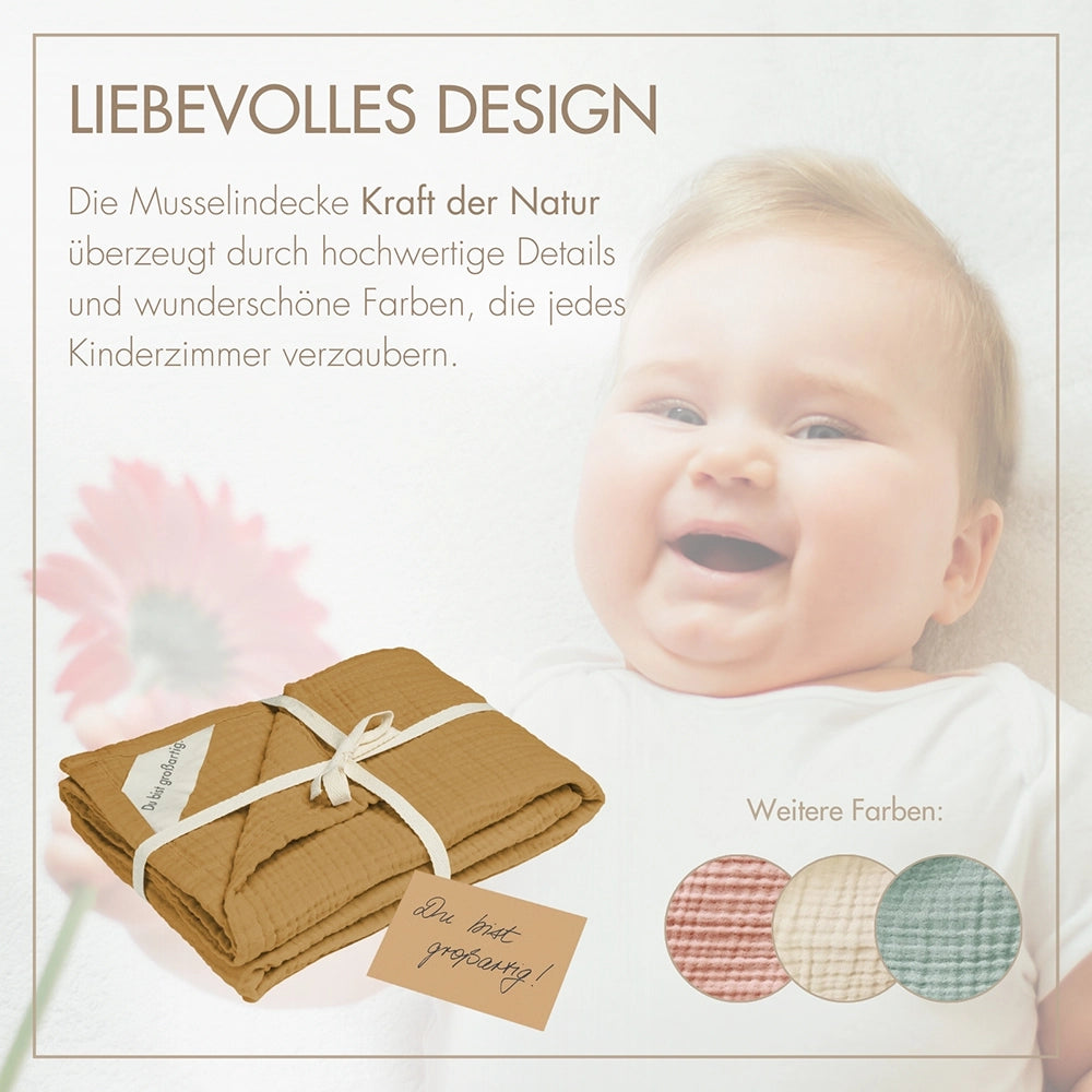 Baby kuschelt mit der MOYO Musselin Decke in Kraft der Natur – stilvolle Erstausstattung im Boho-Look.