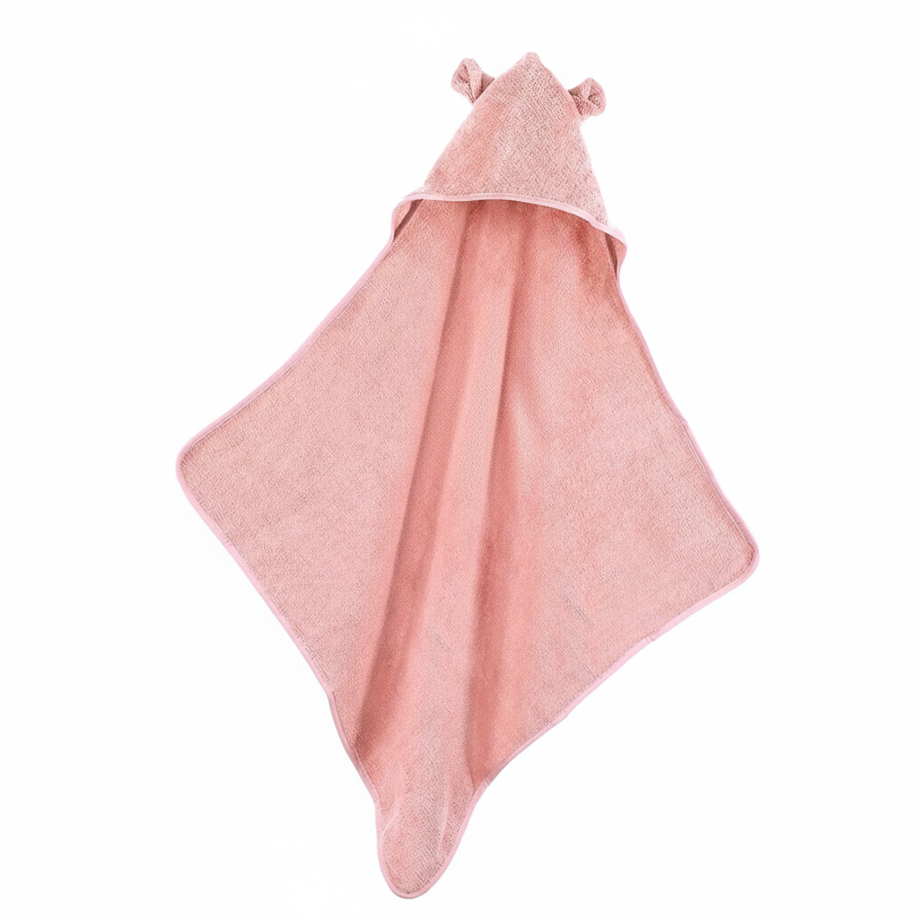 MOYO Baby Kapuzenhandtuch in Rosé aus weichem Baumwoll-Frottee mit niedlichen Bärenohren auf weißem Hintergrund.