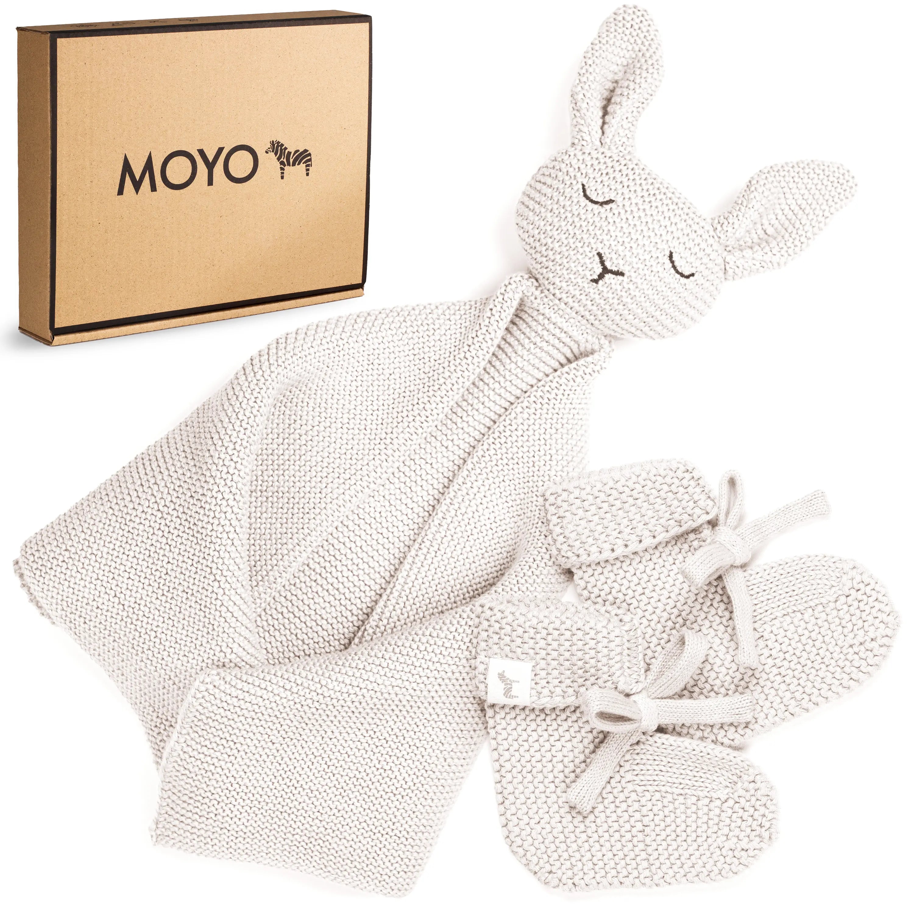 Edles MOYO Baby Geschenkset Hej Baby in Off White mit gestricktem Hasen-Schmusetuch und Babyschuhen auf hellem Untergrund.