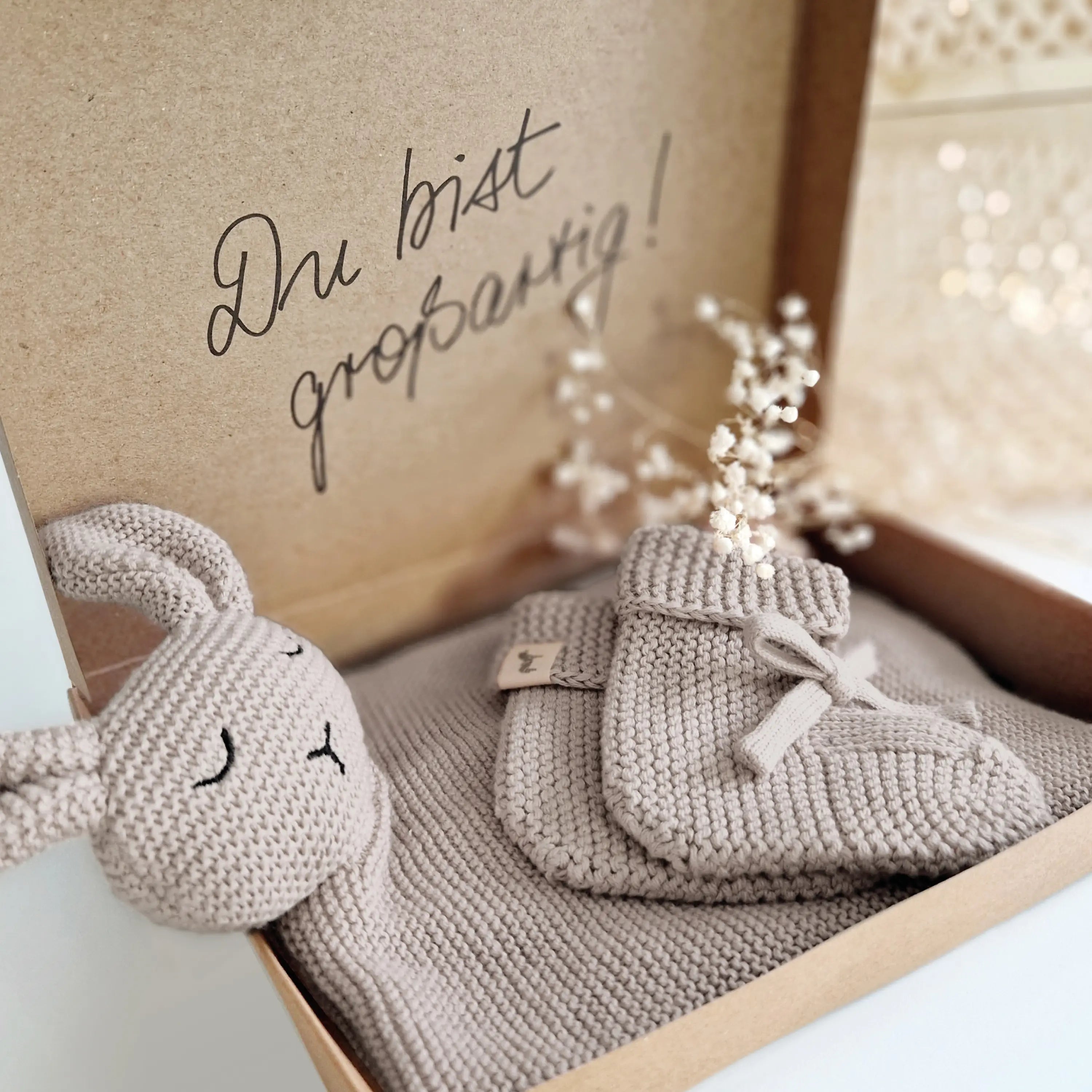 Minimalistisches Baby Strickset in Grau für Neugeborene – das ideale geschlechtsneutrale Geschenk zur Taufe.