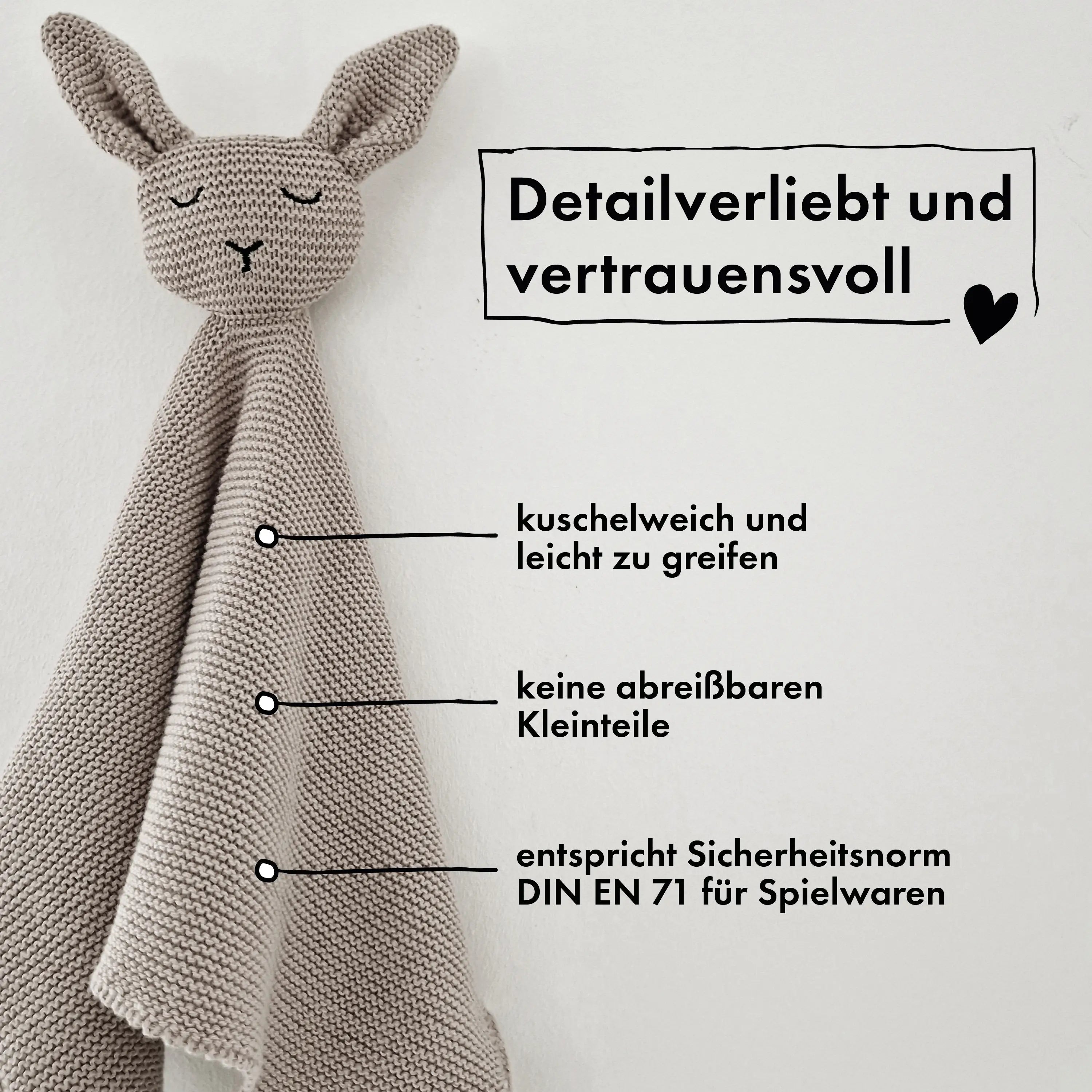 Detailansicht der grauen Strickstruktur des MOYO Babyhandtuchs mit GOTS-ähnlichen Qualitätssiegeln für Nachhaltigkeit.