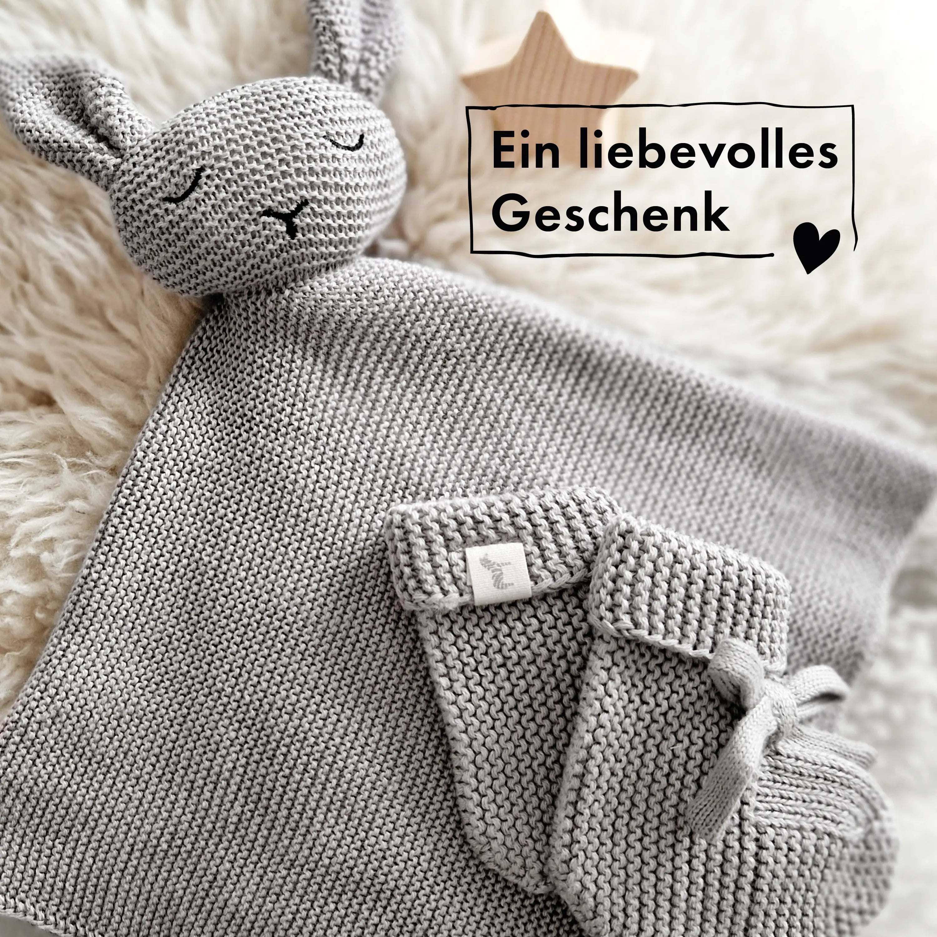 Graues Hasen-Schnuffeltuch von MOYO mit Hinweisen auf schadstofffreie Materialien und kindersichere Verarbeitung.