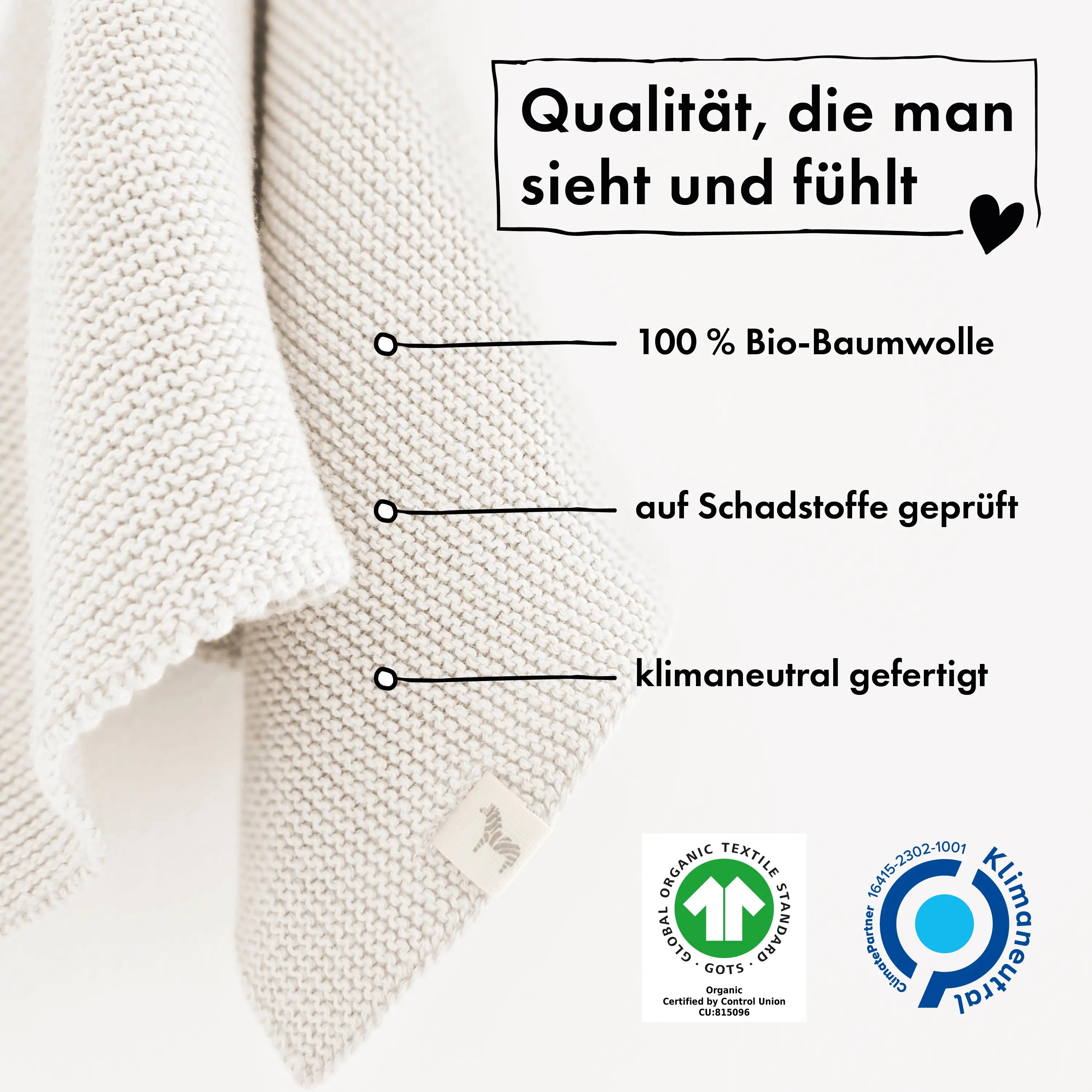 Detailansicht des weißen Hasen-Schnuffeltuchs mit Infos zur Sicherheit nach DIN EN 71 für Babyspielzeug.