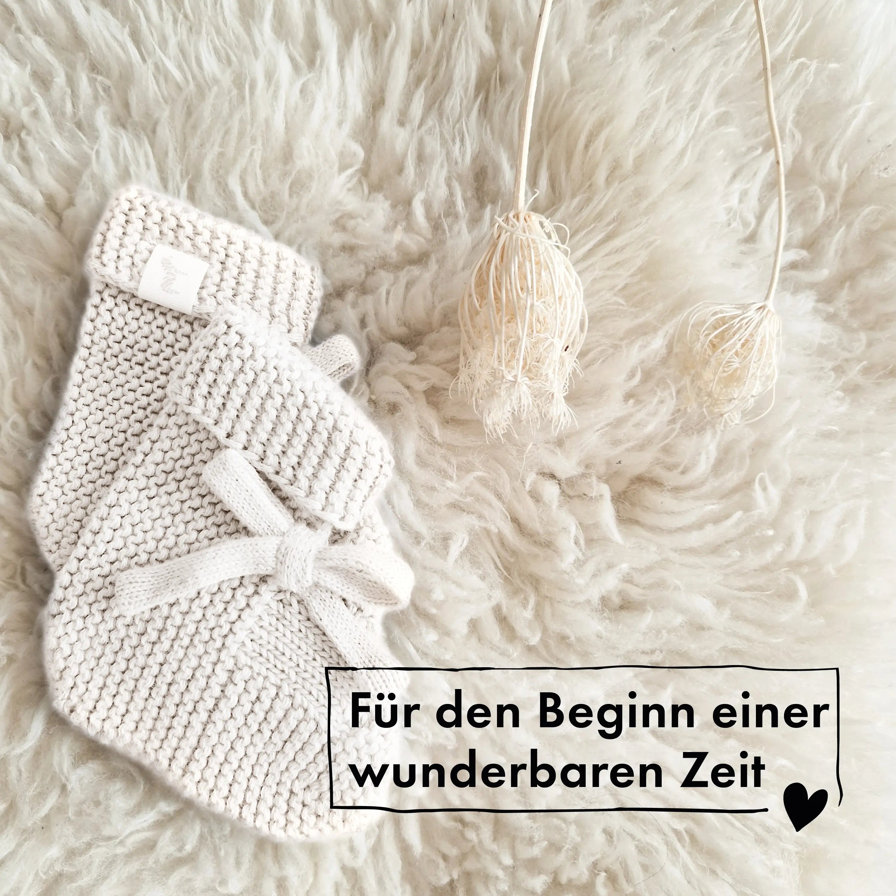 Klassische weiße Baby-Strickschuhe mit zarter Schleife – ideales Accessoire für die Taufe oder Geburt.