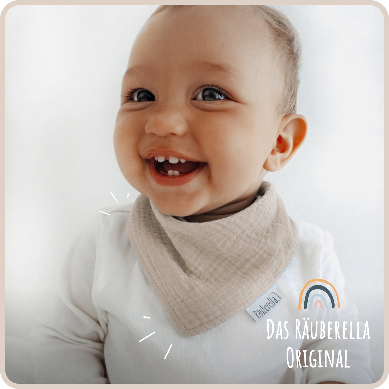 Baby trägt Lätzchen beim Essen